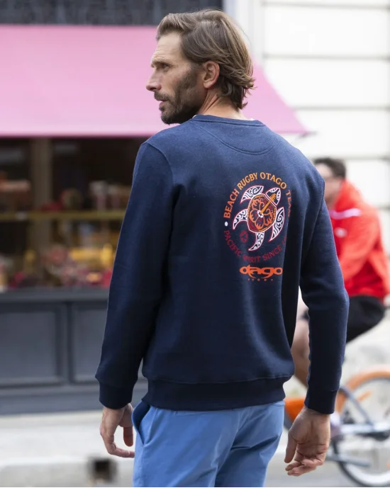 le modèle porte un Sweat col rond bleu marine chiné pour homme PACITORT Otago rugby