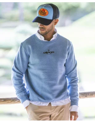 le modèle porte un Sweat col rond bleu ciel chiné pour homme Flower Otago rugby de face