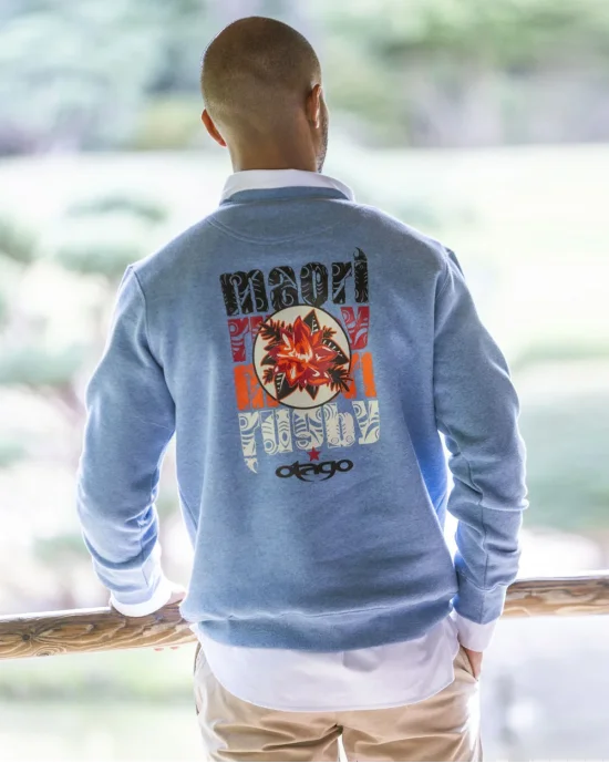le modèle porte un Sweat col rond bleu ciel chiné pour homme Flower Otago rugby  de dos