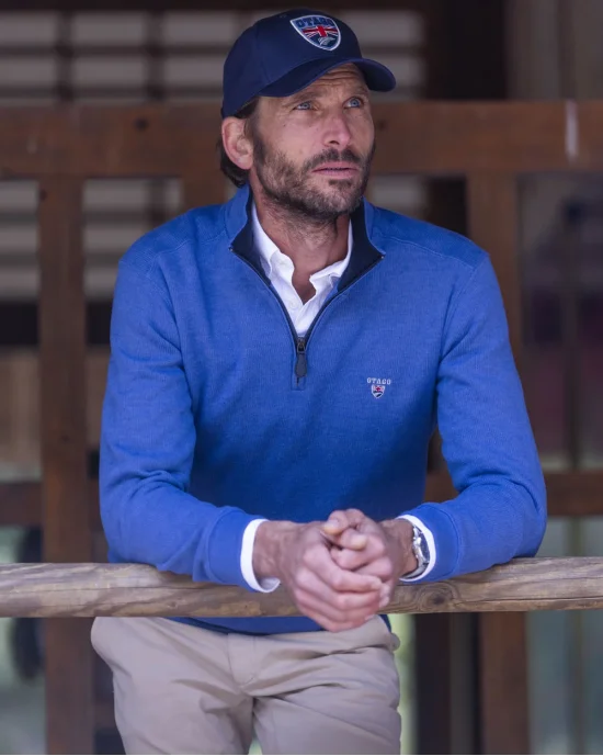 le modèle porte un Sweat bleu lavande col zippé pour homme 24SW7 Otago rugby
