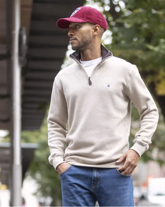 le modèle porte un Sweat écru col zippé pour homme 24SW7 Otago rugby ouvert