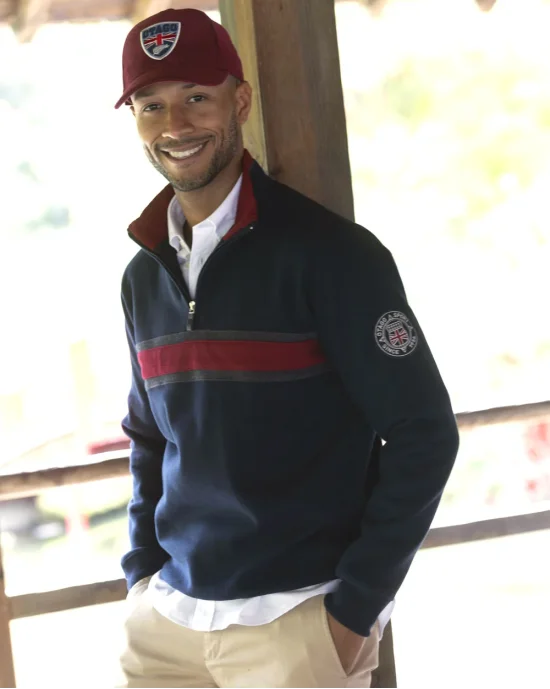 le modèle porte un Sweat col zip bleu marine homme 24SW6 Otago rugby