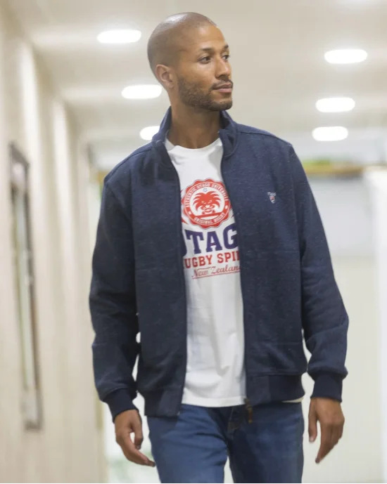 le modèle porte un Sweat zip homme 24SW3 Otago rugby bleu marine chiné