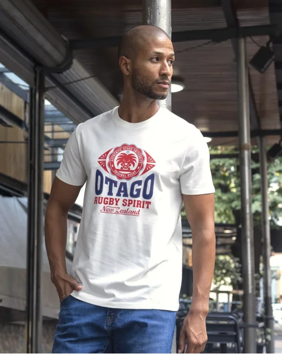 le modèle porte un Tee-shirt Everlandy ivoire Otago rugby coton Bio pour homme