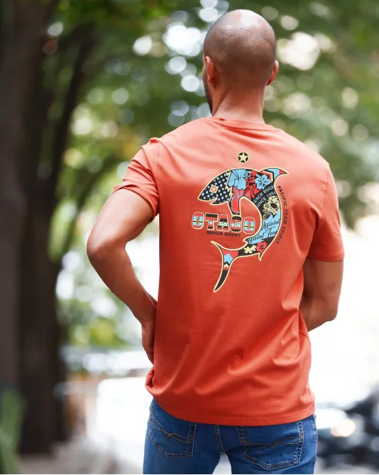 le modèle porte un Tee-shirt Patreq Otago rugby burnt brick pour homme