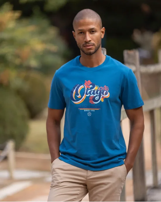 le modèle porte un Tee-shirt Otavint Otago rugby blue sapphire coton Bio pour homme