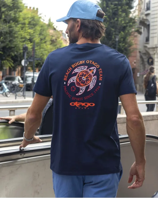 le modèle porte un Tee-shirt Pacitort Otago rugby bleu marine col rond pour homme