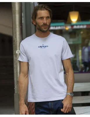 le modèle porte un Tee-shirt Mantaflo Otago rugby parme coton Bio pour homme de face