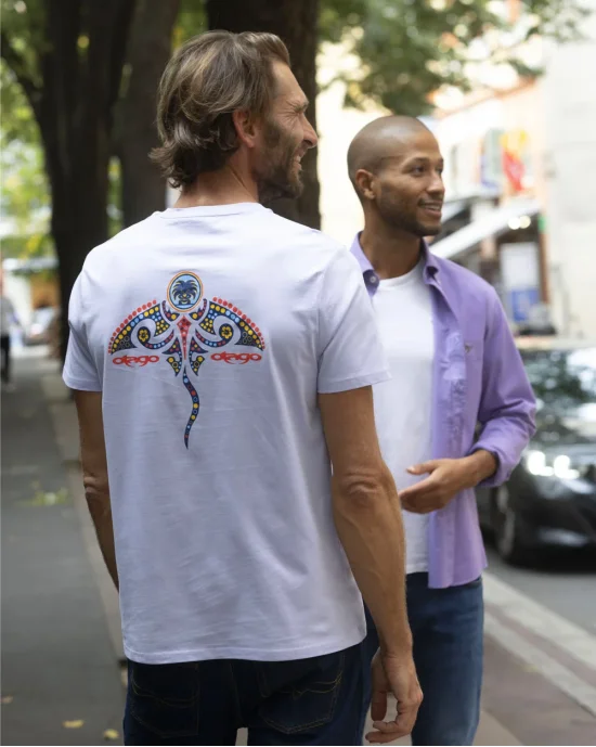 le modèle porte un Tee-shirt Mantaflo Otago rugby parme coton Bio pour homme de dos