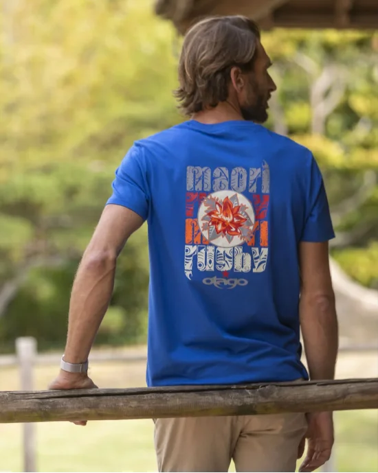 le modèle porte un Tee-shirt Flower Otago rugby bleu roi col rond pour homme