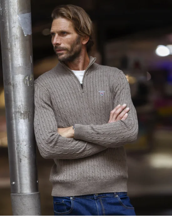 le modèle porte un Pull col zippé pour homme CARSADE Otago marron