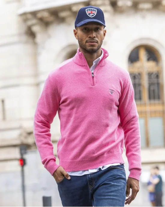 le modèle porte un Pull col zippé rose Buenos Aires Otago pour homme