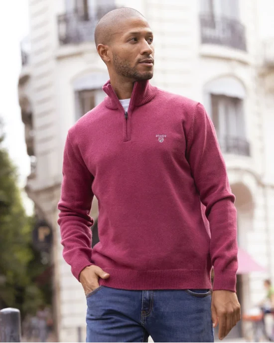 le modèle porte un Pull col zippé framboise pour homme Buenos Aires Otago