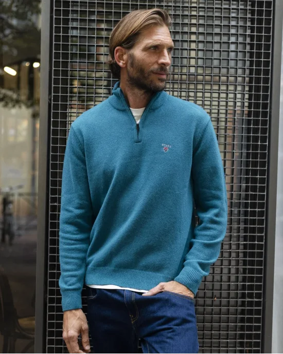 le modèle porte un Pull col zippé vert emeraude pour homme Buenos Aires Otago