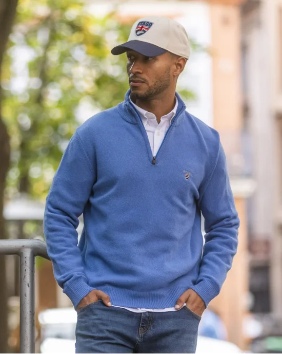 le modèle porte un Pull col zippé bleu azur pour homme Buenos Aires Otago
