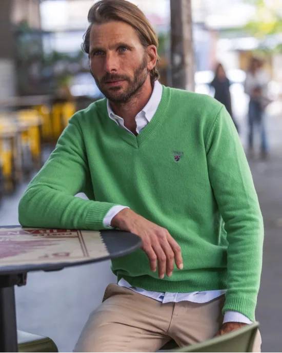 le modèle porte un Pull col V vert pomme pour homme Buenos Aires Otago rugby