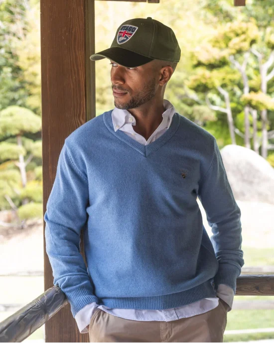 le modèle porte un Pull col V bleu ciel homme Buenos Aires Otago