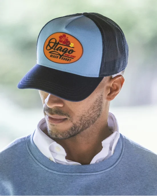 le modèle porte une Casquette Beachcap Otago rugby marine ciel
