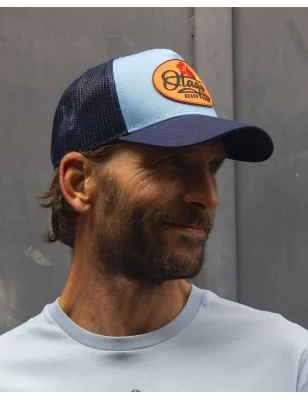 le modèle porte une Casquette Beachcap Otago rugby marine ciel