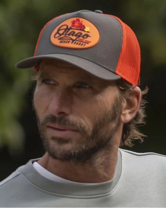 le modèle porte une Casquette Beachcap Otago rugby kaki et orange