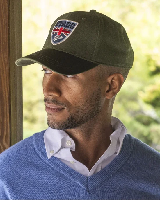 le modèle porte une Casquette Cali kaki Otago