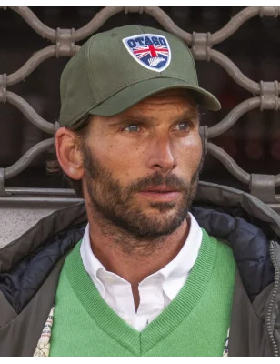 le modèle porte une Casquette Cali kaki Otago