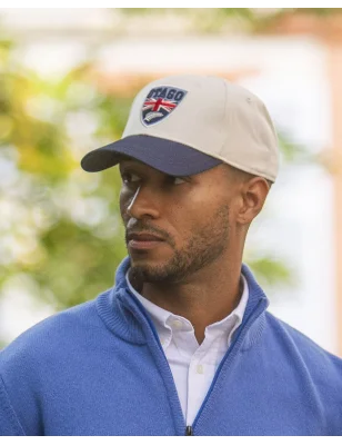 le mannequin porte une Casquette Cali écru et bleu marine Otago