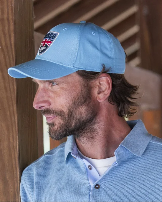 le modèle porte une Casquette Cali bleu ciel Otago