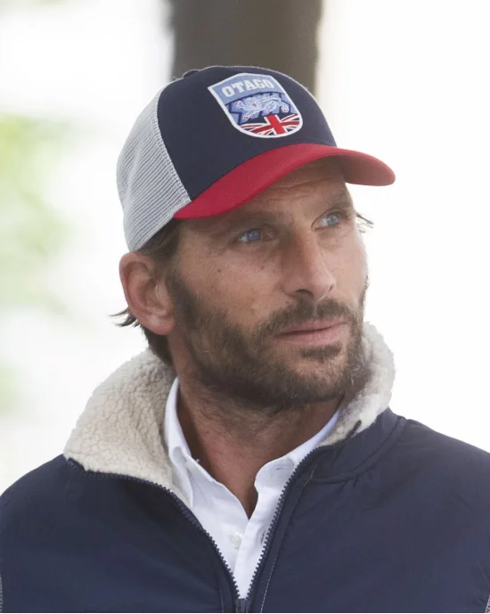 le modèle porte une Casquette Tunicap Otago rugby bordeaux marine beige