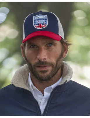 le modèle porte une Casquette Tunicap Otago rugby bordeaux marine beige