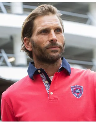 détail du col et de la broderie côté cœur du Polo manches longues corail pour homme Pacitort Otago rugby que le modèle porte