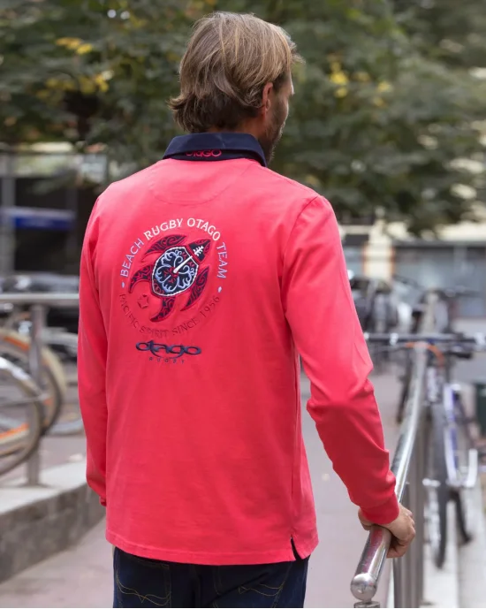 le modèle porte un Polo manches longues corail pour homme Pacitort Otago rugby de dos