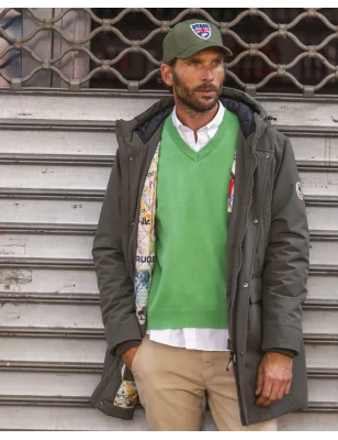 le modèle porte une Doudoune longue kaki déperlante pour homme Laklan Otago rugby avec capuche