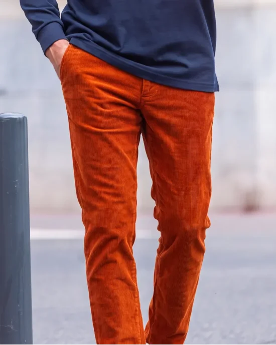 le modèle porte un Pantalon Velours orange vermillon Otago rugby pour homme