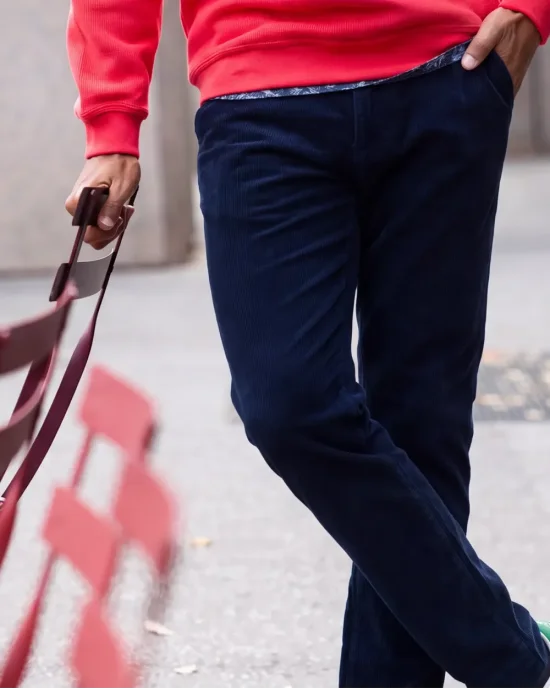 le modèle porte un Pantalon Velours bleu marine Otago rugby pour homme