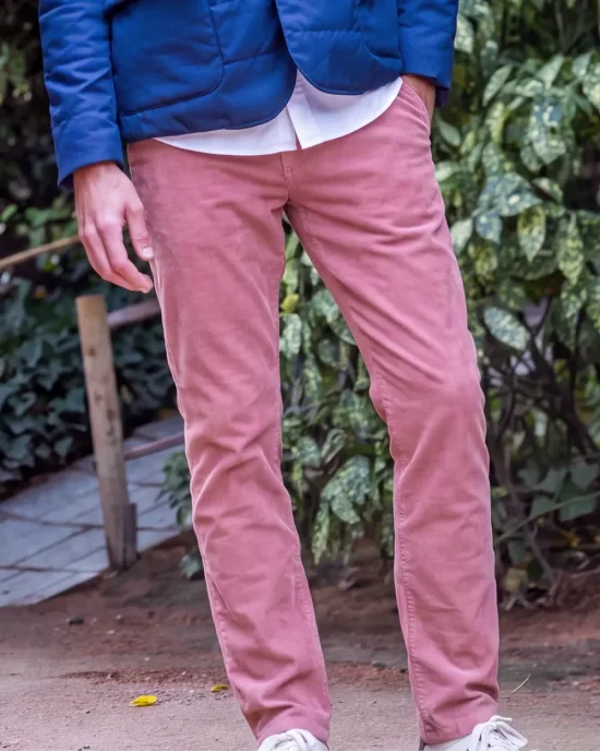le modèle porte un Pantalon Velours rose Otago rugby pour hom
