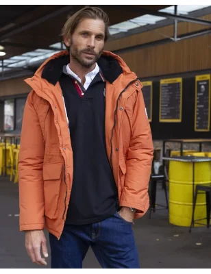 le modèle porte une Parka orange pour homme Padded Otago rugby avec capuche