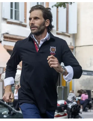 le modèle porte un Polo manches longues noir pour homme Yaka Otago rugby de face