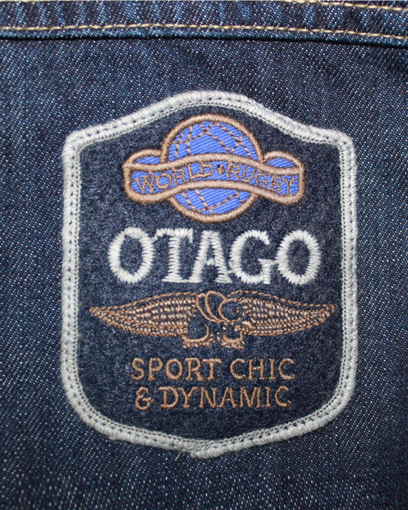 écusson Aigle cousu côté cœur du blouson denim Otago pour homme