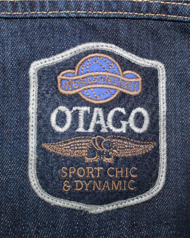écusson Aigle cousu côté cœur du blouson denim Otago pour homme